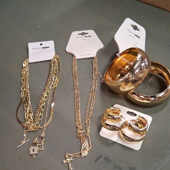 Fashion Nova Jewelry - NWT Womens Fashion Nova Gold Jewelry Set